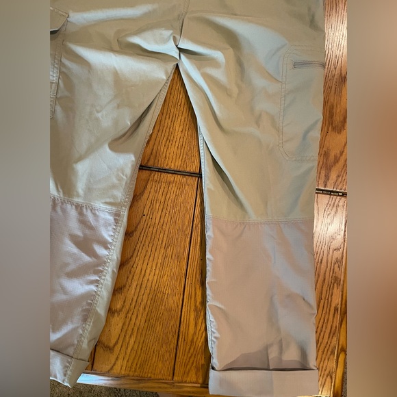 EUC The North Face 2 Tone Tan Cargo pants, size 6L, cropped cuff length - Picture 3 of 9